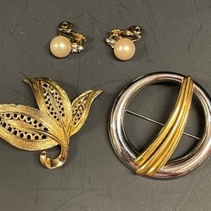 4 pc Monet Vintage Jewelry Clip On Earring and 2 Brooches